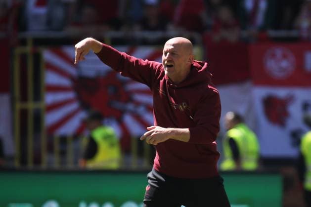 11 05 2025, xmohx, Soccer 2 Bundesliga, 1 FC Kaiserslautern SV Darmstadt 98 v l Coach Torsten Lieberknecht 1 FC Kaiserslautern gives instructions, gesticulates, gesticulate with arms gives instructions, gesticulate DFL DFB REGULATIONS PROHIBIT ANY USE OF PHOTOGRAPHS as IMAGE SEQUENCES and or QUASI VIDEO Kaiserslautern