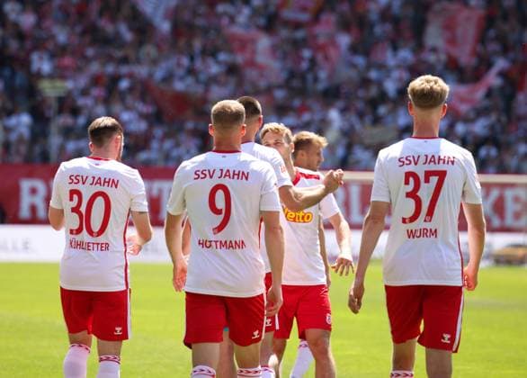 Goal celebration 1 1, Leopold Wurm SSV Jahn Regensburg, 37 , Eric Hottmann SSV Jahn Regensburg, 9 , Christian Kühlwetter SSV Jahn Regensburg, 30 , Noah Ganaus SSV Jahn Regensburg, 20 GER, SSV Jahn Regensburg vs Karlsruher SC, Soccer, 2 Bundesliga, Saison 2024 2025, 33 Spieltag, ,11 05 2025 DFB DFL regulations prohibit any use of photographs as image sequences and or quasi video GER, SSV Jahn Regensburg vs Karlsruher SC, Fußball, 2 Bundesliga, Saison 2024 2025, 33 Spieltag, 11 05 2025 Regensburg Copyright: xEibner-Pressefoto Grafx EP_AGF