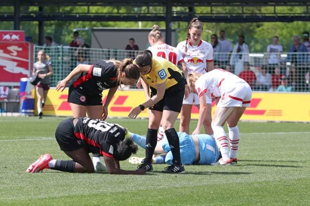 1 Bundesliga Women RB Leipzig vs SG Eintracht Frankfurt, 11 05 25 Referee Angelika Söder inquires with Nicole Anyomi 19, Eintracht Frankfurt and goalkeeper Elvira Herzog 1, RB Leipzig , who lie injured on the ground Football, Google Pixel Women Bundesliga, Season 2024 2025, 22 Matchday RB Leipzig vs SG Eintracht Frankfurt on 11 05 25, RB Academy Cottaweg DFB REGULATIONS PROHIBIT ANY USE OF PHOTOGRAPHS AS IMAGE SEQUENCES AND OR QUASI VIDEO Copyright: xBEAUTIFULxSPORTS JanxKaeferx