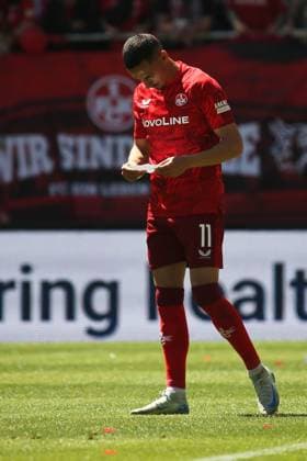 11 05 2025, xmohx, Soccer 2 Bundesliga, 1 FC Kaiserslautern SV Darmstadt 98 v l Kevin Prince Redondo 1 FC Kaiserslautern with a note with tactical instructions DFL DFB REGULATIONS PROHIBIT ANY USE OF PHOTOGRAPHS as IMAGE SEQUENCES and or QUASI VIDEO Kaiserslautern