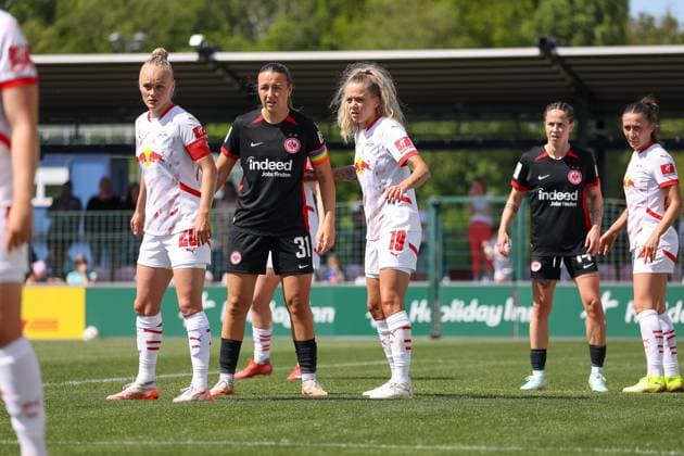 Victoria Krug RB Leipzig Women, 20 , Tanja Pawollek Eintracht Frankfurt Women, 31 , Jenny Hipp RB Leipzig Women, 19 , Geraldine Reuteler Eintracht Frankfurt Women, 14 concentrated before the free kick, RB Leipzig Women vs Eintracht Frankfurt Women, Football, 1 Womens Bundesliga, 22 Matchday, Season 2024 2025, 11 05 2025,¨ DFL REGULATIONS PROHIBIT ANY USE OF PHOTOGRAPHS AS IMAGE SEQUENCES AND OR QUASI VIDEO,¨ RB Leipzig Women vs Eintracht Frankfurt Women, Football, 1 Womens Bundesliga, 22 Matchday, Season 2024 2025, 11 05 2025 Leipzig Copyright: xEibner-Pressefoto LauraxRoemerx EP_LRR