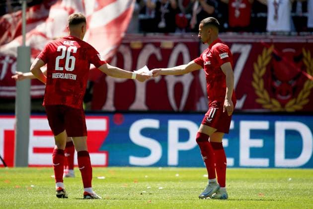 11 05 2025, xmohx, Soccer 2 Bundesliga, 1 FC Kaiserslautern SV Darmstadt 98 v l Kevin Prince Redondo 1 FC Kaiserslautern with a piece of paper with tactical instructions Filip Kaloc 1 FC Kaiserslautern DFL DFB REGULATIONS PROHIBIT ANY USE OF PHOTOGRAPHS as IMAGE SEQUENCES and or QUASI VIDEO Kaiserslautern