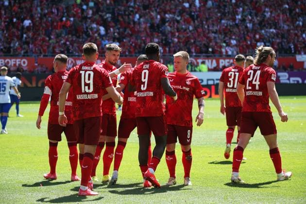 11 05 2025, xmohx, Fußball 2 Bundesliga, 1 FC Kaiserslautern SV Darmstadt 98 v l Torjubel nach dem Tor zum celebrating the goal celebrate 2 1 durch Ragnar Ache 1 FC Kaiserslautern DFL DFB REGULATIONS PROHIBIT ANY USE OF PHOTOGRAPHS as IMAGE SEQUENCES and or QUASI VIDEO Kaiserslautern