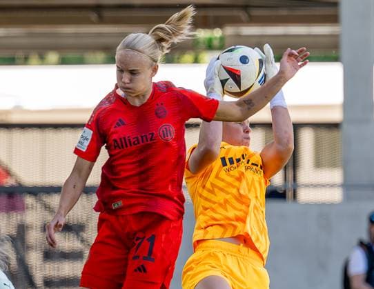 Kim Sindermann goalkeeper, SGS Essen, 31 klaert vor Pernille Harder FC Bayern Muenchen Frauen, 21 FC Bayern Muenchen Frauen vs SGS Essen 1968, Fußball, Google Pixel Frauen Bundesliga, 22 Spieltag, Saison 2024 2025, 11 05 2025 DFL DFB REGULATIONS PROHIBIT ANY USE OF PHOTOGRAPHS as IMAGE SEQUENCES and or QUASI VIDEO FC Bayern Muenchen Frauen vs SGS Essen 1968, Football, Google Pixel Frauen Bundesliga, 22 Spieltag, Saison 2024 2025, 11 05 2025 Muenchen Copyright: xEibner-Pressefoto HeikexFeinerx EP_HFR