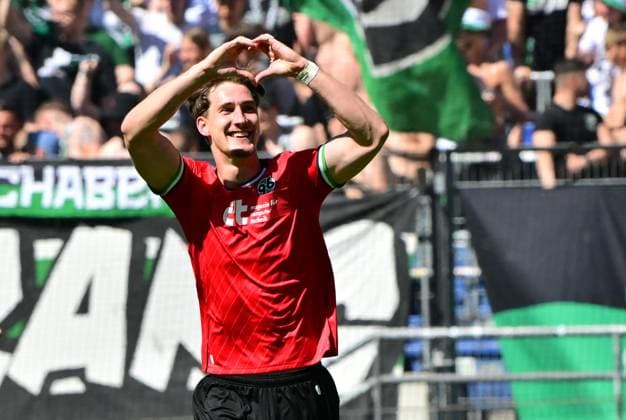 11 05 2025 Soccer Season 2024 2025 2 Soccer Bundesliga 33 Matchday Hannover 96 SpVgg Greuther Fürth Kleeblatt Sportfoto Zink MeZi xmexzix DFL regulations prohibit any use of photographs as image sequences and or quasi video only for editorial use Torjubel Jubel Freude nac Treffer Tor Torschuß zum 1 1 durch Phil Neumann 5, Hannover 96 H96