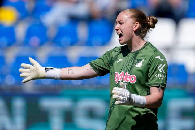 Laura Johanna Dick Goalkeeper, Goalkeeper, TSG, 21 , gives instructions, gestures, gesticulates with arms, single image, single photo, action, action, 11 05 2025, Sinsheim Hoffenheim Germany , Football, Google Pixel Women Bundesliga, TSG 1899 Hoffenheim FC Carl Zeiss Jena, DFB DFL REGULATIONS PROHIBIT ANY USE OF PHOTOGRAPHS AS IMAGE SEQUENCES AND OR QUASI VIDEO xozx