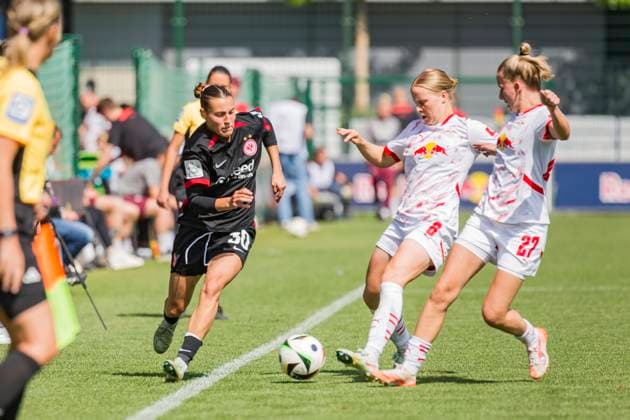 11 05 2025, xomx, Fußball Google Pixel Frauen Bundesliga, RB Leipzig Eintracht Frankfurt v l Carlotta Wamser Eintracht Frankfurt , Emilia Kiär Asgeirsdöttir RasenBallsport Leipzig , Marlene Müller RasenBallsport Leipzig am Ball DFL DFB REGULATIONS PROHIBIT ANY USE OF PHOTOGRAPHS as IMAGE SEQUENCES and or QUASI VIDEO Leipzig