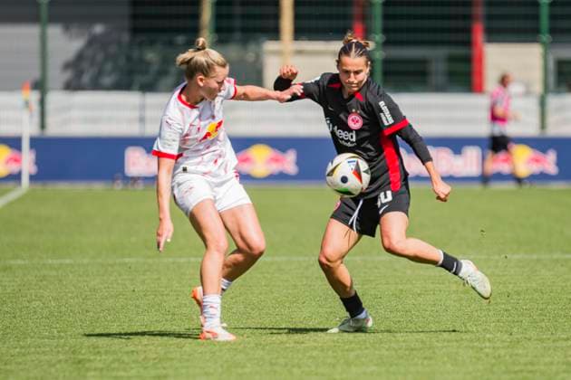 11 05 2025, xomx, Fußball Google Pixel Frauen Bundesliga, RB Leipzig Eintracht Frankfurt v l Marlene Müller RasenBallsport Leipzig and Lara Prasnikar Eintracht Frankfurt in a duel on the ball DFL DFB REGULATIONS PROHIBIT ANY USE OF PHOTOGRAPHS as IMAGE SEQUENCES and or QUASI VIDEO Leipzig