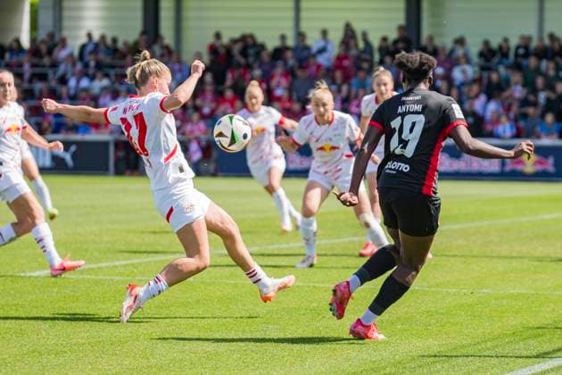 11 05 2025, xomx, Fußball Google Pixel Frauen Bundesliga, RB Leipzig Eintracht Frankfurt v l Marlene Müller RasenBallsport Leipzig and Nicole Anyomi Eintracht Frankfurt am Ball im Zweikampf DFL DFB REGULATIONS PROHIBIT ANY USE OF PHOTOGRAPHS as IMAGE SEQUENCES and or QUASI VIDEO Leipzig