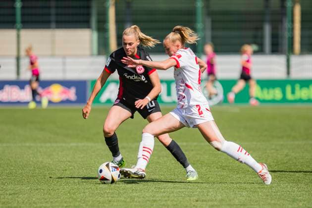 11 05 2025, xomx, Fußball Google Pixel Frauen Bundesliga, RB Leipzig Eintracht Frankfurt v l Laura Freigang Eintracht Frankfurt und Frederike Kempe RasenBallsport Leipzig im Zweikampf am Ball DFL DFB REGULATIONS PROHIBIT ANY USE OF PHOTOGRAPHS as IMAGE SEQUENCES and or QUASI VIDEO Leipzig