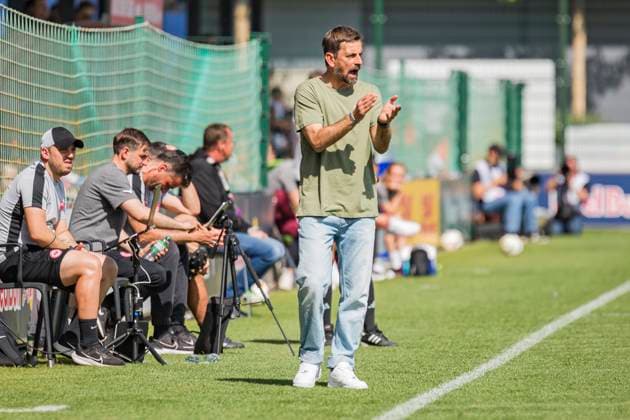 11 05 2025, xomx, Soccer Google Pixel Women Bundesliga, RB Leipzig Eintracht Frankfurt v l Niko Arnautis Eintracht Frankfurt Trainer Klatscht, Klatschen DFL DFB REGULATIONS PROHIBIT ANY USE OF PHOTOGRAPHS as IMAGE SEQUENCES and or QUASI VIDEO Leipzig