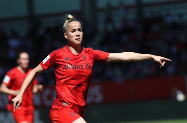 Soccer, Women, Google Pixel Womens Bundesliga, 22 Matchday, Season 2024 2025, FC Bayern Munich SGS Essen, Campus Giulia Gwinn FC Bayern Munich raises left arm, show, interpret