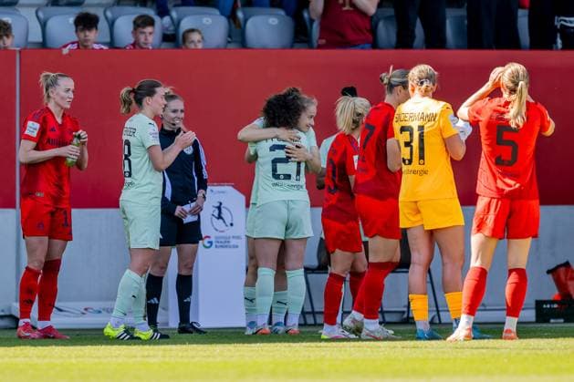 Anja Pfluger SGS Essen, 21 ends her active career and is bid farewell with a trellis FC Bayern Muenchen Frauen vs SGS Essen 1968, Fußball, Google Pixel Frauen Bundesliga, 22 Spieltag, Saison 2024 2025, 11 05 2025 DFL DFB REGULATIONS PROHIBIT ANY USE OF PHOTOGRAPHS as IMAGE SEQUENCES and or QUASI VIDEO FC Bayern Muenchen Frauen vs SGS Essen 1968, Football, Google Pixel Frauen Bundesliga, 22 Spieltag, Saison 2024 2025, 11 05 2025 Muenchen Copyright: xEibner-Pressefoto HeikexFeinerx EP_HFR