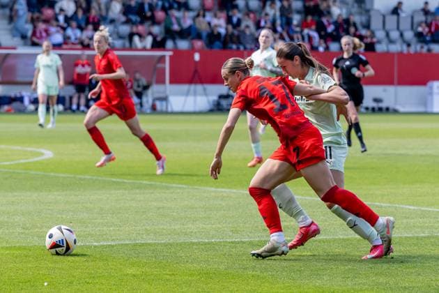 Fight for the ball duel between Klara Buehl FC Bayern Muenchen Frauen, 17 and Laureta Elmazi SGS Essen, 11 FC Bayern Muenchen Frauen vs SGS Essen 1968, Soccer, Google Pixel Women Bundesliga, 22 Matchday, Season 2024 2025, 11 05 2025 DFL DFB REGULATIONS PROHIBIT ANY USE OF PHOTOGRAPHS as IMAGE SEQUENCES and or QUASI VIDEO FC Bayern Muenchen Frauen vs SGS Essen 1968, Football, Google Pixel Frauen Bundesliga, 22 Spieltag, Saison 2024 2025, 11 05 2025 Muenchen Copyright: xEibner-Pressefoto HeikexFeinerx EP_HFR