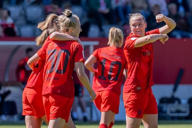 The Munich women celebrate with Lea Schueller FC Bayern Muenchen Frauen, 11 their second goal for 3 0 FC Bayern Muenchen Frauen vs SGS Essen 1968, Football, Google Pixel Frauen Bundesliga, 22 Matchday, Season 2024 2025, 11 05 2025 DFL DFB REGULATIONS PROHIBIT ANY USE OF PHOTOGRAPHS as IMAGE SEQUENCES and or QUASI VIDEO FC Bayern Muenchen Frauen vs SGS Essen 1968, Football, Google Pixel Frauen Bundesliga, 22 Spieltag, Saison 2024 2025, 11 05 2025 Muenchen Copyright: xEibner-Pressefoto HeikexFeinerx EP_HFR