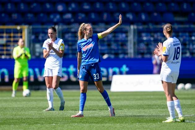 Fabienne Dongus TSG, 33 says goodbye to the fans during her substitution, Merza Julevic Jena, 10 and Anna Margraf Jena, 18 applaud during their farewell, farewell to the club, action, action, 11 05 2025, Sinsheim Hoffenheim Germany , Soccer, Google Pixel Women Bundesliga, TSG 1899 Hoffenheim FC Carl Zeiss Jena, DFB DFL REGULATIONS PROHIBIT ANY USE OF PHOTOGRAPHS AS IMAGE SEQUENCES AND OR QUASI VIDEO xozx