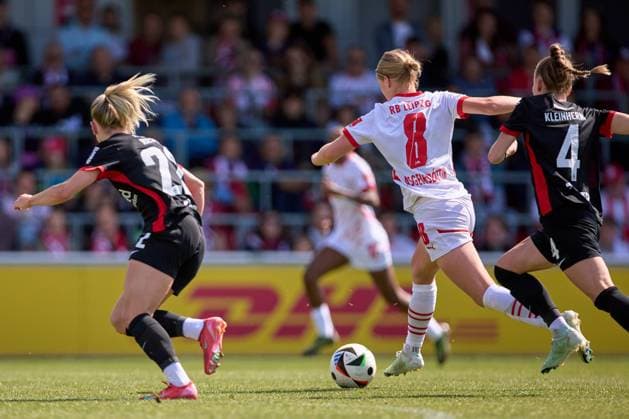11 05 2025, GER, Womens Soccer, BL, 2024 2025, RB Leipzig Eintracht Frankfurt Emilia Asgeirsdottir 8, RB Leipzig , Freisteller, mit Ball Leipzig Trainingszentrum der Roten Bulle Sachsen Germany