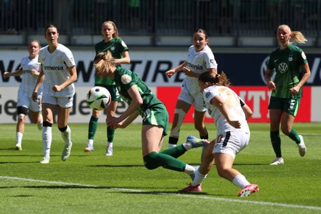 VfL vs Leverkusen, BL Frauen Wolfsburg, 11 05 2025, FUßBALL VfL Wolfsburg vs Bayer 04 Leverkusen, Google Pixel Frauen Bundesliga, Saison 2024 25 Jule Brand VfL Wolfsburg , Estrella Merino Gonzales Bayer 04 Leverkusen Wolfsburg