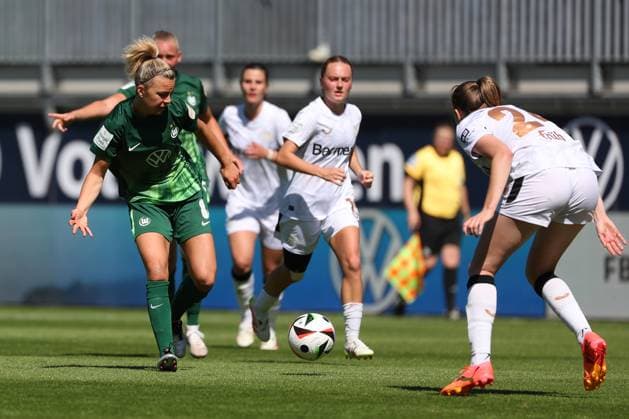 VfL vs Leverkusen, BL Women Wolfsburg, 11 05 2025, FUßBALL VfL Wolfsburg vs Bayer 04 Leverkusen, Google Pixel Women Bundesliga, Season 2024 25 Lena Lattwein VfL Wolfsburg , Estrella Merino Gonzales Bayer 04 Leverkusen Wolfsburg