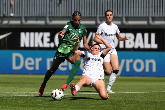 VfL vs Leverkusen, BL Frauen Wolfsburg, 11 05 2025, FUßBALL VfL Wolfsburg vs Bayer 04 Leverkusen, Google Pixel Frauen Bundesliga, Saison 2024 25 Sveindis Jonsdottir VfL Wolfsburg , Lilla Turanyi Bayer 04 Leverkusen Wolfsburg