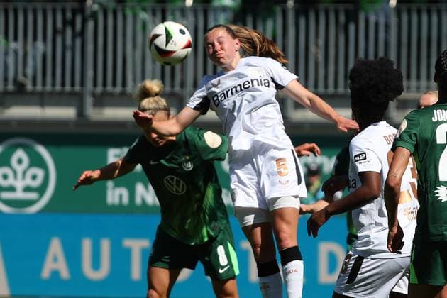 VfL vs Leverkusen, BL Women Wolfsburg, 11 05 2025, FUßBALL VfL Wolfsburg vs Bayer 04 Leverkusen, Google Pixel Women Bundesliga, Season 2024 25 Lena Lattwein VfL Wolfsburg , Janou Levels Bayer 04 Leverkusen Wolfsburg