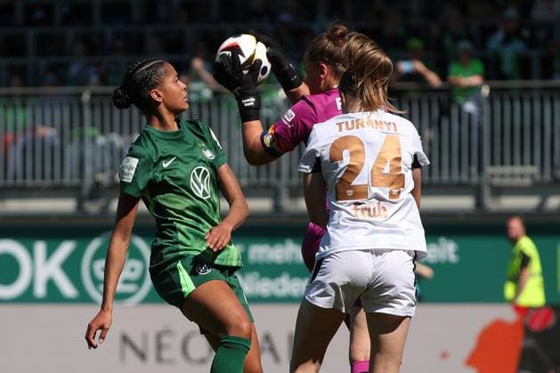VfL vs Leverkusen, BL Frauen Wolfsburg, 11 05 2025, FUßBALL VfL Wolfsburg vs Bayer 04 Leverkusen, Google Pixel Frauen Bundesliga, Saison 2024 25 Sveindis Jonsdottir VfL Wolfsburg , Goalkeeper Friederike Repohl Bayer 04 Leverkusen , Lilla Turanyi Bayer 04 Leverkusen Wolfsburg