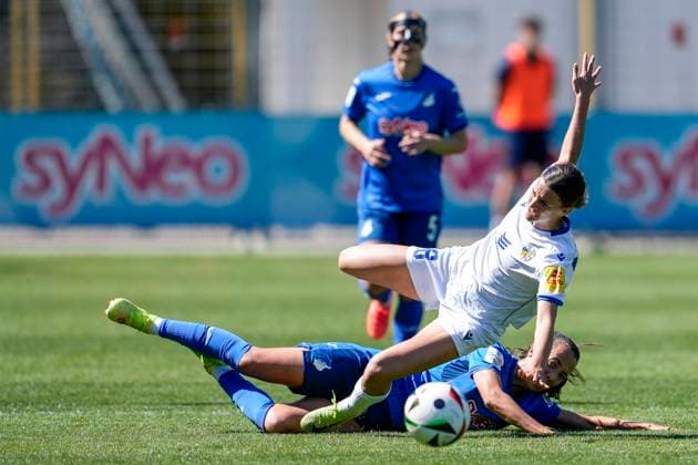 v li Anna Margraf Jena, 18 , Marta Cazalla Garcia TSG, 15 , duel, duel, tackle, tackling, dynamics, action, action, foul, foul play, when fouling, 11 05 2025, Sinsheim Hoffenheim Germany , Soccer, Google Pixel Women Bundesliga, TSG 1899 Hoffenheim FC Carl Zeiss Jena, DFB DFL REGULATIONS PROHIBIT ANY USE OF PHOTOGRAPHS AS IMAGE SEQUENCES AND OR QUASI VIDEO xozx