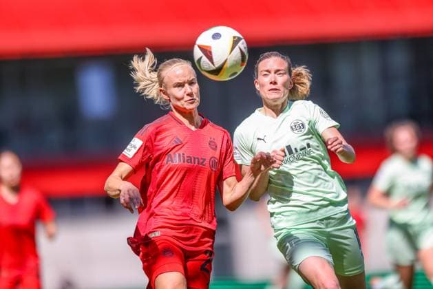 GER, Munich, FC Bayern München vs SGS Essen, Google Pixel Frauen Bundesliga, Fußball, DFB, Spielzeit 2024 2025, FC Bayern Campus, 22 Spieltag, im Bild v l Pernille Harder FC Bayern München 21 , Lena Ostermeier SGS ESSEN 18 DFB DFL REGULATIONS PROHIBIT ANY USE OF PHOTOGRAPHS AS IMAGE SEQUENCES AND OR QUASI VIDEO, 11 05 2025, Copyright: HMBxMedia HendrikxHamelau