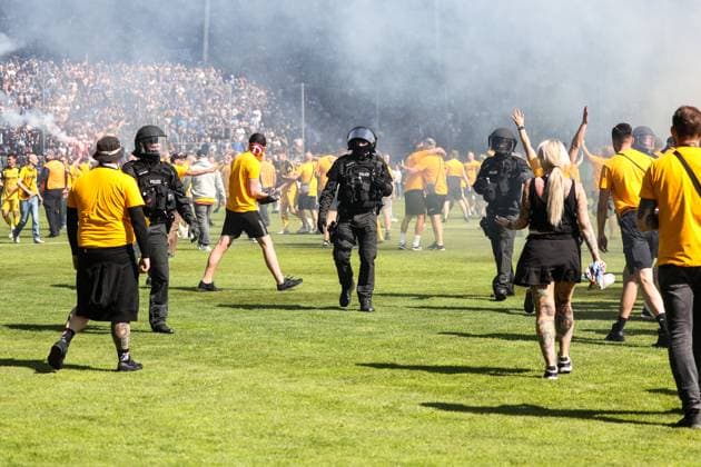 Fussball: 3. Liga, 37. Spieltag, SV Waldhof Mannheim vs. Dynamo Dresden am 10.05.2025 in Mannheim (Carl-Benz-Stadion), Deutschland, Polizeieinsatz im Stadion Mannheim Carl-Benz-Stadion Deutschland *** Soccer 3 Liga, Matchday 37, SV Waldhof Mannheim vs Dynamo Dresden on 10 05 2025 at Mannheim Carl Benz Stadion , Germany, Police operation at Mannheim Carl Benz Stadion Germany Copyright: xFranzxReindelx
