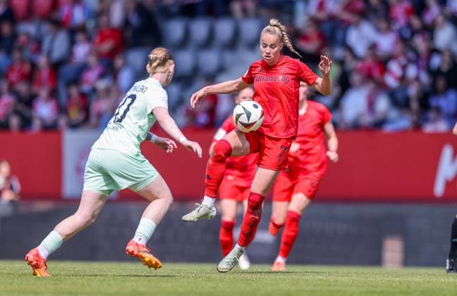GER, Munich, FC Bayern München vs SGS Essen, Google Pixel Frauen Bundesliga, Fußball, DFB, Spielzeit 2024 2025, FC Bayern Campus, 22 Spieltag, im Bild v l Natasha Kowalski SGS ESSEN 10 , Giulia Gwinn FC Bayern München 7 DFB DFL REGULATIONS PROHIBIT ANY USE OF PHOTOGRAPHS AS IMAGE SEQUENCES AND OR QUASI VIDEO, 11 05 2025, Copyright: HMBxMedia HendrikxHamelau