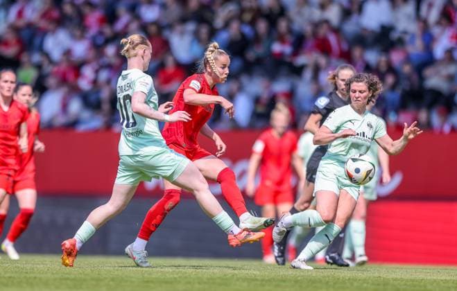 GER, Munich, FC Bayern München vs SGS Essen, Google Pixel Frauen Bundesliga, Fußball, DFB, Spielzeit 2024 2025, FC Bayern Campus, 22 Spieltag, im Bild v l Natasha Kowalski SGS ESSEN 10 , Giulia Gwinn FC Bayern München 7 DFB DFL REGULATIONS PROHIBIT ANY USE OF PHOTOGRAPHS AS IMAGE SEQUENCES AND OR QUASI VIDEO, 11 05 2025, Copyright: HMBxMedia HendrikxHamelau