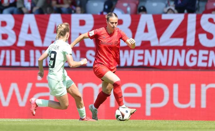 GER, Munich, FC Bayern München vs SGS Essen, Google Pixel Frauen Bundesliga, Fußball, DFB, Spielzeit 2024 2025, FC Bayern Campus, 22 Spieltag, im Bild v l Beke Sterner SGS ESSEN 19 , Klara Bühl FC Bayern München 17 DFB DFL REGULATIONS PROHIBIT ANY USE OF PHOTOGRAPHS AS IMAGE SEQUENCES AND OR QUASI VIDEO, 11 05 2025, Copyright: HMBxMedia HendrikxHamelau