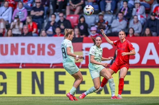GER, Munich, FC Bayern München vs SGS Essen, Google Pixel Frauen Bundesliga, Fußball, DFB, Spielzeit 2024 2025, FC Bayern Campus, 22 Spieltag, im Bild v l Beke Sterner SGS ESSEN 19 , Klara Bühl FC Bayern München 17 DFB DFL REGULATIONS PROHIBIT ANY USE OF PHOTOGRAPHS AS IMAGE SEQUENCES AND OR QUASI VIDEO, 11 05 2025, Copyright: HMBxMedia HendrikxHamelau