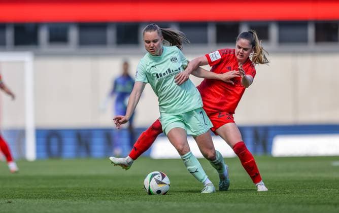 GER, Munich, FC Bayern München vs SGS Essen, Google Pixel Frauen Bundesliga, Fußball, DFB, Spielzeit 2024 2025, FC Bayern Campus, 22 Spieltag, im Bild v l Lilli Purtscheller SGS ESSEN 7 , Sarah Zadrazil FC Bayern München 25 DFB DFL REGULATIONS PROHIBIT ANY USE OF PHOTOGRAPHS AS IMAGE SEQUENCES AND OR QUASI VIDEO, 11 05 2025, Copyright: HMBxMedia HendrikxHamelau