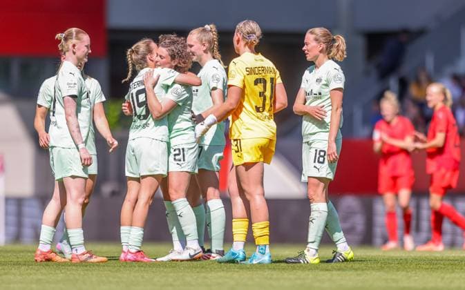 GER, Munich, FC Bayern München vs SGS Essen, Google Pixel Frauen Bundesliga, Fußball, DFB, Spielzeit 2024 2025, FC Bayern Campus, 22 Spieltag, im Bild Anja Pfluger SGS ESSEN 21 makes her last Bundesliga match and is bid farewell with a trellis DFB DFL REGULATIONS PROHIBIT ANY USE OF PHOTOGRAPHS AS IMAGE SEQUENCES AND OR QUASI VIDEO, 11 05 2025, Copyright: HMBxMedia HendrikxHamelau