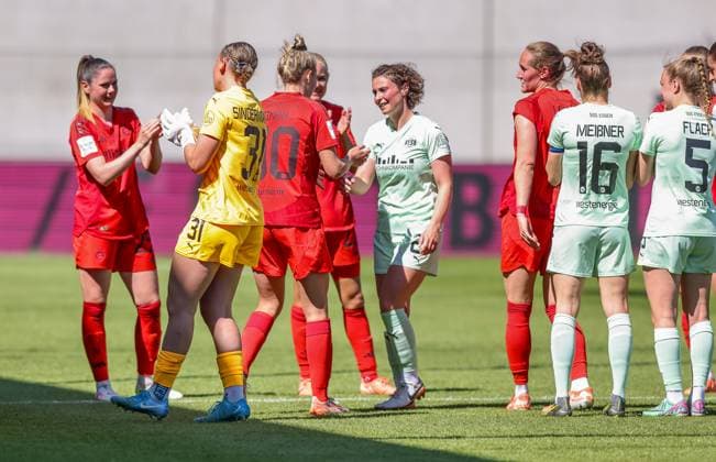 GER, Munich, FC Bayern München vs SGS Essen, Google Pixel Frauen Bundesliga, Fußball, DFB, Spielzeit 2024 2025, FC Bayern Campus, 22 Spieltag, im Bild Anja Pfluger SGS ESSEN 21 makes her last Bundesliga match and is bid farewell with a trellis DFB DFL REGULATIONS PROHIBIT ANY USE OF PHOTOGRAPHS AS IMAGE SEQUENCES AND OR QUASI VIDEO, 11 05 2025, Copyright: HMBxMedia HendrikxHamelau
