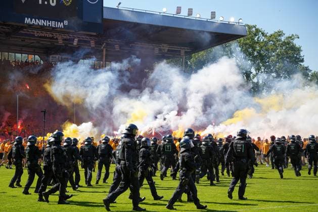 Fussball: 3. Liga, 37. Spieltag, SV Waldhof Mannheim - Dynamo Dresden am 10.05.2025 in Mannheim (Carl-Benz-Stadion), Deutschland, Saison 2024 2025 DFL REGULATIONS PROHIBIT ANY USE OF PHOTOGRAPHS AS IMAGE SEQUENCES AND OR QUASI VIDEO: Dynamo Dresden Fans feiern ausgelassen den Aufstieg. Mannheim Carl-Benz-Stadion Deutschland *** Soccer 3 Liga, Matchday 37, SV Waldhof Mannheim Dynamo Dresden on 10 05 2025 in Mannheim Carl Benz Stadion , Germany, Season 2024 2025 DFL REGULATIONS PROHIBIT ANY USE OF PHOTOGRAPHS AS IMAGE SEQUENCES AND OR QUASI VIDEO Dynamo Dresden fans celebrate the promotion Mannheim Carl Benz Stadion Germany Copyright: xChristophxKinzingerx