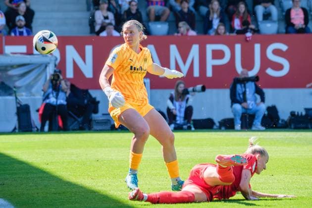 Kim Lea Sindermann 31, SGS Essen and Lea Schüller 11, FC Bayern München Torb zum 3 0 beim Spiel FC Bayern München v SGS Essen, Fußball, Frauen, Google Pixel Frauen Bundesliga, 2024 2025, 22 Spieltag am 11 05 2025 in München, FC Bayern Campus DFL and DFB regulations prohibit any use of photographs as image sequences and or quasi video Bayern Deutschland