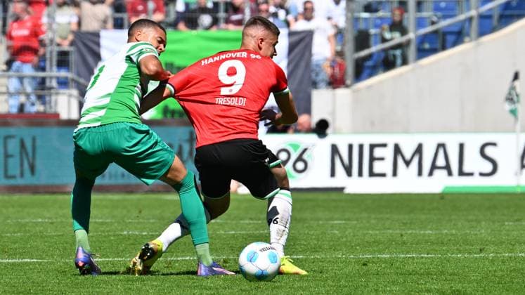 11 05 2025 Soccer Season 2024 2025 2 Soccer Bundesliga 33 Matchday Hannover 96 SpVgg Greuther Fürth Kleeblatt Sportfoto Zink xwoxzix DFL regulations prohibit any use of photographs as image sequences and or quasi video only for editorial use Maximilian Solomon Dietz 33, SpVgg Greuther Fürth Nicolo Tresoldi 9, Hannover 96 H96