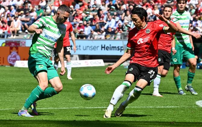 11 05 2025 Soccer Season 2024 2025 2 Soccer Bundesliga 33 Matchday Hannover 96 SpVgg Greuther Fürth Kleeblatt Sportfoto Zink xwoxzix DFL regulations prohibit any use of photographs as image sequences and or quasi video only for editorial use Branimir Hrgota 10, SpVgg Greuther Fürth Sei Muroya 21, Hannover 96 H96