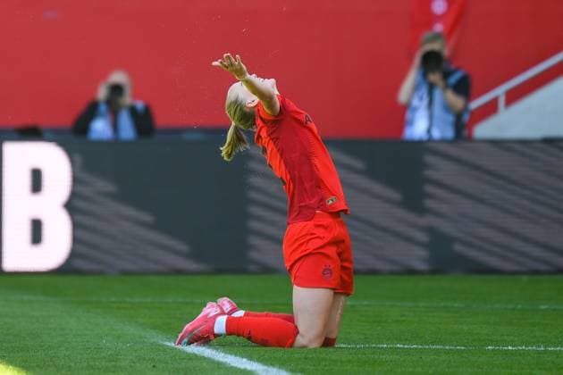 Soccer I Women I Season 2024 2025 I Bundesliga I 22 Matchday I FC Bayern Munich SGS Essen I 11 05 2025 Goal celebration Lea Schüller 11, FC Bayern Munich kneels and stretches her arms to the sky Crop, close-up, portrait, portrait, single photo, single image, body Munich Ingolstädter Straße 272 Bavaria Germany Copyright: xLobeca InesxHähnelx