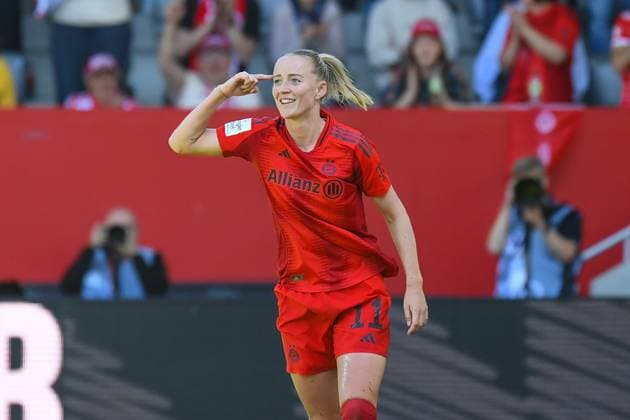 Soccer I Women I Season 2024 2025 I Bundesliga I 22 Matchday I FC Bayern Munich SGS Essen I 11 05 2025 Goal celebration Lea Schüller 11, FC Bayern Munich points finger to temple Crop, close-up, portrait, portrait, single photo, single image, body Munich Ingolstädter Straße 272 Bavaria Germany Copyright: xLobeca InesxHähnelx