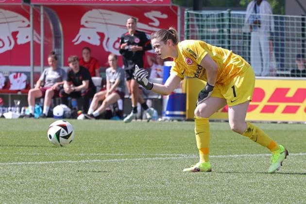 1 Bundesliga Women RB Leipzig vs SG Eintracht Frankfurt, 11 05 25 Goalkeeper Stina Johannes 1, Eintracht Frankfurt rolls the ball back into play Soccer, Google Pixel Women Bundesliga, Season 2024 2025, 22 Matchday RB Leipzig vs SG Eintracht Frankfurt on 11 05 25, RB Academy Cottaweg DFB REGULATIONS PROHIBIT ANY USE OF PHOTOGRAPHS AS IMAGE SEQUENCES AND OR QUASI VIDEO Copyright: xBEAUTIFULxSPORTS JanxKaeferx