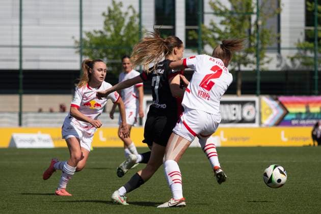 GER, Leipzig, Fußball, Google Pixel Frauen Bundesliga, 22 Spieltag, RB Leipzig vs Eintracht Frankfurt im Bild v l Lara Prasnikar Eintracht Frankfurt 07 , Frederike Kempe RB Leipzig 02 , Zweikampf 11 05 2025, RB Leipzig Training Akademie Cottaweg Leipzig DFB REGULATIONS PROHIBIT ANY USE OF PHOTOGRAPHS AS IMAGE SEQUENCES AND OR QUASI VIDEO, Copyright: HMBxMedia PaulxFritz