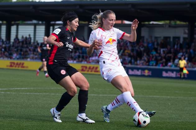 GER, Leipzig, Fußball, Google Pixel Frauen Bundesliga, 22 Spieltag, RB Leipzig vs Eintracht Frankfurt im Bild v l Remina Chiba Eintracht Frankfurt 15 , Nina Raecke RB Leipzig 04 , Zweikampf 11 05 2025, RB Leipzig Training Akademie Cottaweg Leipzig DFB REGULATIONS PROHIBIT ANY USE OF PHOTOGRAPHS AS IMAGE SEQUENCES AND OR QUASI VIDEO, Copyright: HMBxMedia PaulxFritz