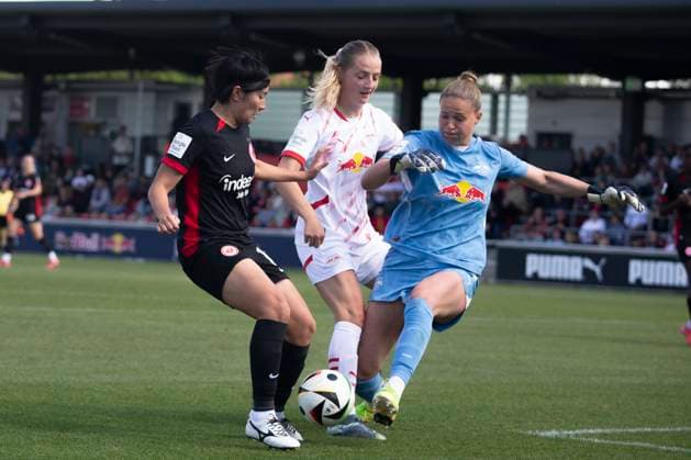 GER, Leipzig, Fußball, Google Pixel Frauen Bundesliga, 22 Spieltag, RB Leipzig vs Eintracht Frankfurt im Bild v l Remina Chiba Eintracht Frankfurt 15 , Elvira Herzog RB Leipzig 01 , Nina Raecke RB Leipzig 04 , Duell um den Ball 11 05 2025, RB Leipzig Training Akademie Cottaweg Leipzig DFB REGULATIONS PROHIBIT ANY USE OF PHOTOGRAPHS AS IMAGE SEQUENCES AND OR QUASI VIDEO, Copyright: HMBxMedia PaulxFritz