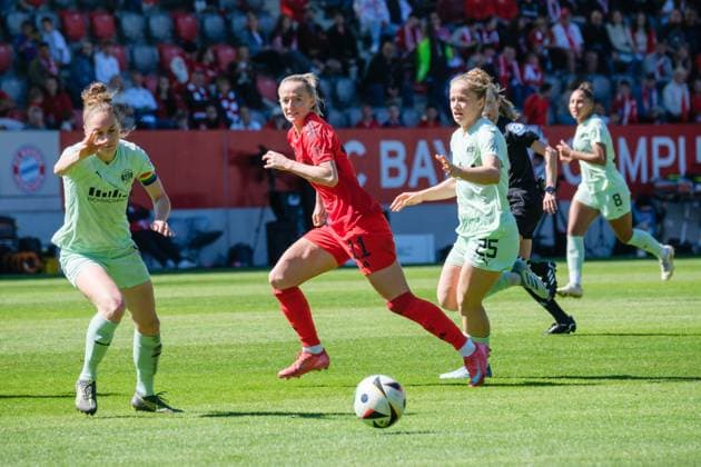 Jacqueline Meißner 16, SGS Essen , Lea Schüller 11, FC Bayern München und Paulina Platner 25, SGS Essen beim Spiel FC Bayern München v SGS Essen, Fußball, Frauen, Google Pixel Frauen Bundesliga, 2024 2025, 22 Spieltag am 11 05 2025 in München, FC Bayern Campus DFL and DFB regulations prohibit any use of photographs as image sequences and or quasi video Bayern Deutschland