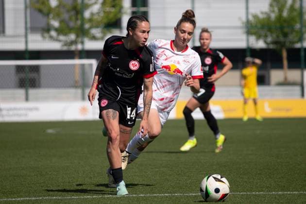 GER, Leipzig, Fußball, Google Pixel Frauen Bundesliga, 22 Spieltag, RB Leipzig vs Eintracht Frankfurt im Bild v l Geraldine Reuteler Eintracht Frankfurt 14 , Michela Croatto RB Leipzig 16 , Zweikampf 11 05 2025, RB Leipzig Training Akademie Cottaweg Leipzig DFB REGULATIONS PROHIBIT ANY USE OF PHOTOGRAPHS AS IMAGE SEQUENCES AND OR QUASI VIDEO, Copyright: HMBxMedia PaulxFritz