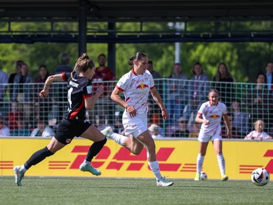 Sophia Kleinherne Eintracht Frankfurt Women, 04 and Giovanna Hoffmann RB Leipzig Women, 07 duel, fight, running duel for the ball, RB Leipzig Women vs Eintracht Frankfurt Women, football, 1 Womens Bundesliga, 22 matchday, Season 2024 2025, 11 05 2025,¨ DFL REGULATIONS PROHIBIT ANY USE OF PHOTOGRAPHS AS IMAGE SEQUENCES AND OR QUASI VIDEO,¨ RB Leipzig Women vs Eintracht Frankfurt Women, Football, 1 Womens Bundesliga, 22 Matchday, Season 2024 2025, 11 05 2025 Leipzig Copyright: xEibner-Pressefoto LauraxRoemerx EP_LRR