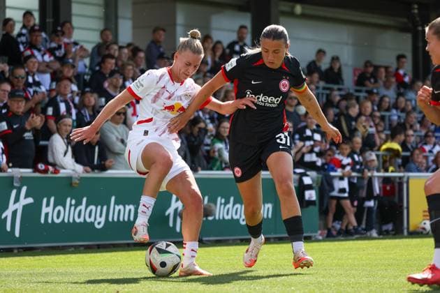 Marlene Mueller RB Leipzig Women, 27 and Tanja Pawollek Eintracht Frankfurt Women, 31 duel, duel, fight for the ball, RB Leipzig Women vs Eintracht Frankfurt Women, Football, 1 Womens Bundesliga, 22 Matchday, Season 2024 2025, 11 05 2025,¨ DFL REGULATES PROHIBIT ANY USE OF PHOTOGRAPHS AS IMAGE SEQUENCES AND OR QUASI VIDEO,¨ RB Leipzig Women vs Eintracht Frankfurt Women, Football, 1 Womens Bundesliga, 22 Matchday, Season 2024 2025, 11 05 2025 Leipzig Copyright: xEibner-Pressefoto LauraxRoemerx EP_LRR